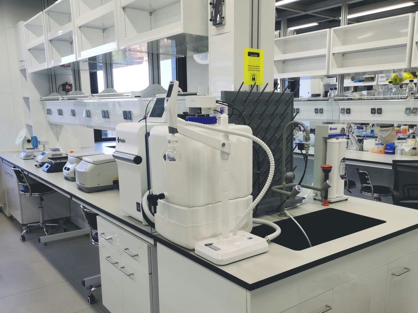 Laboratory bench with analytical instruments